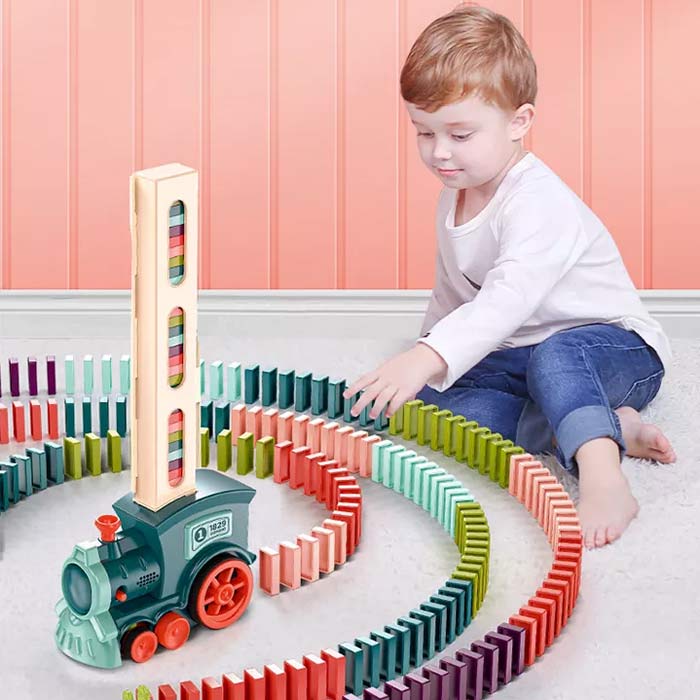 Tren Domino, trenuleț care aranjează piese de domino